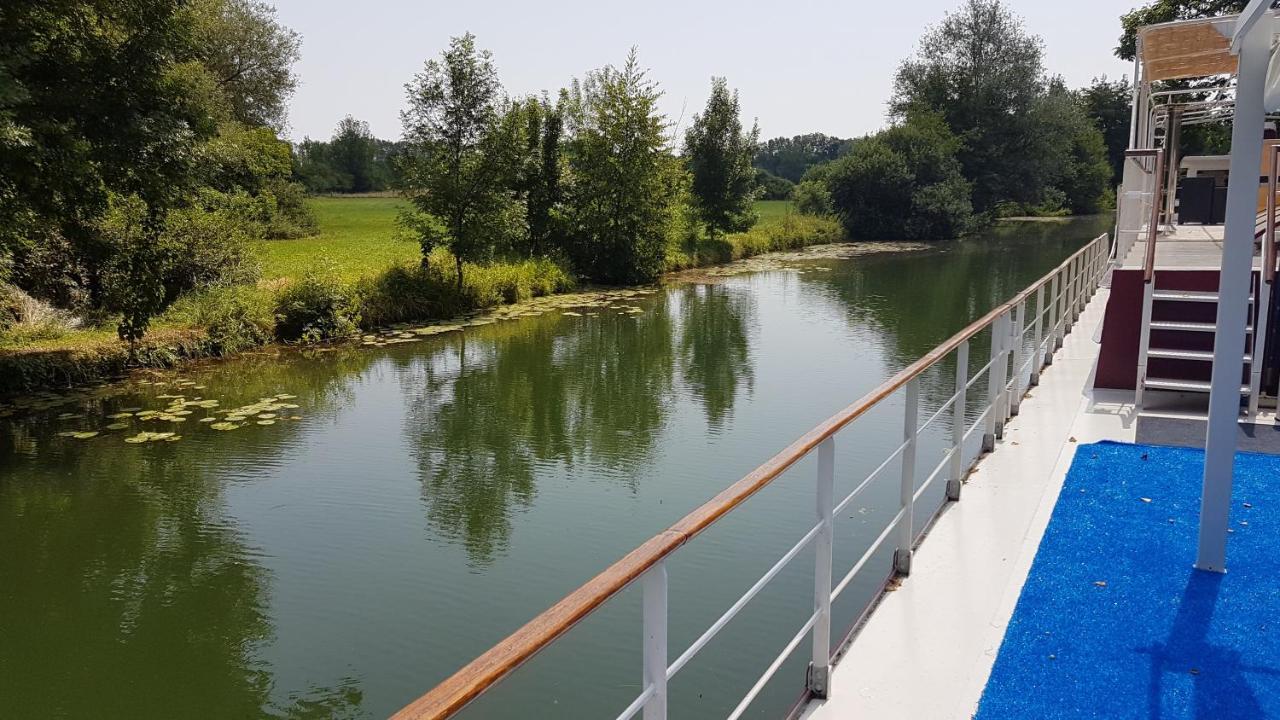 péniche chambre d'hôtes Dole Esterno foto