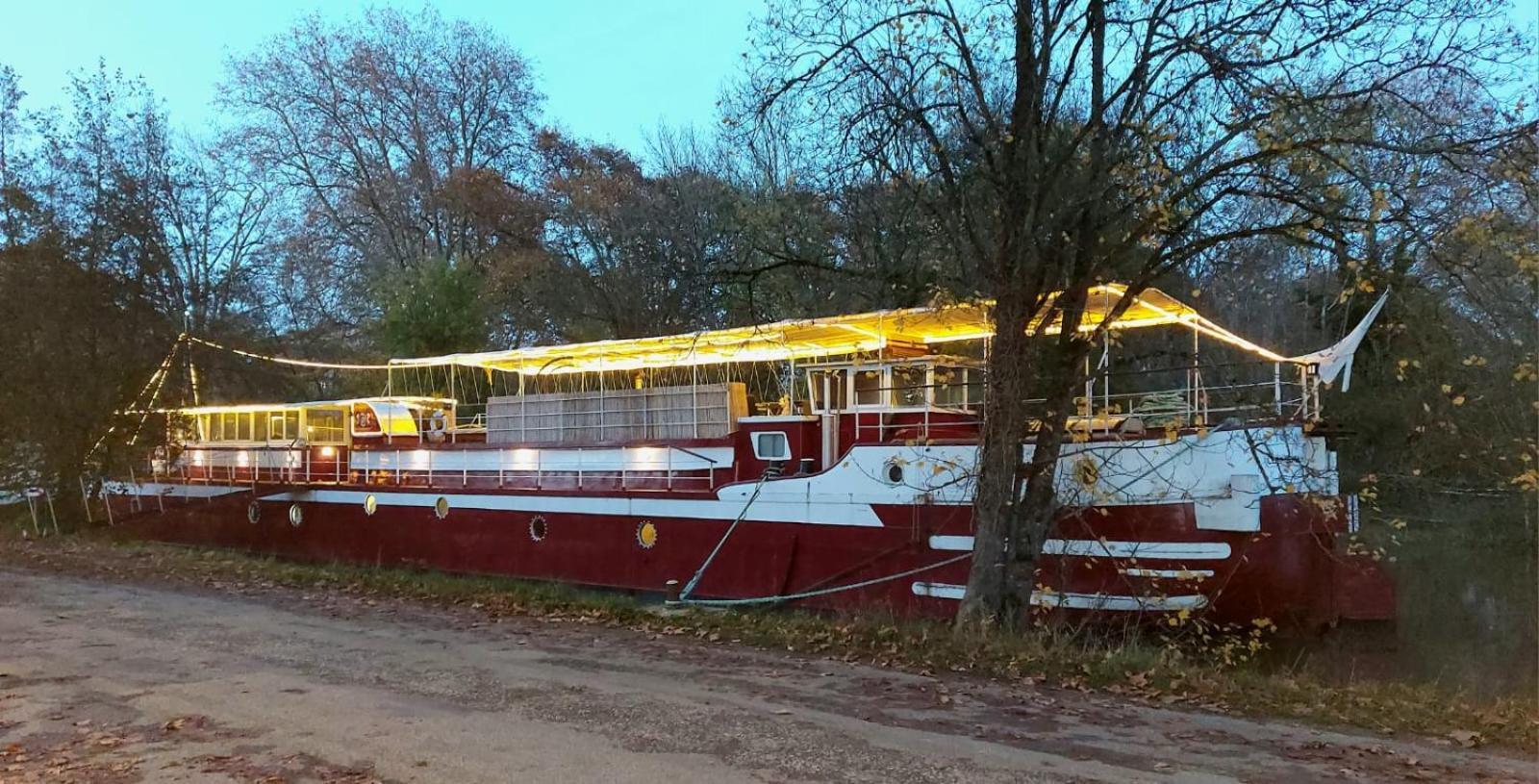 péniche chambre d'hôtes Dole Esterno foto