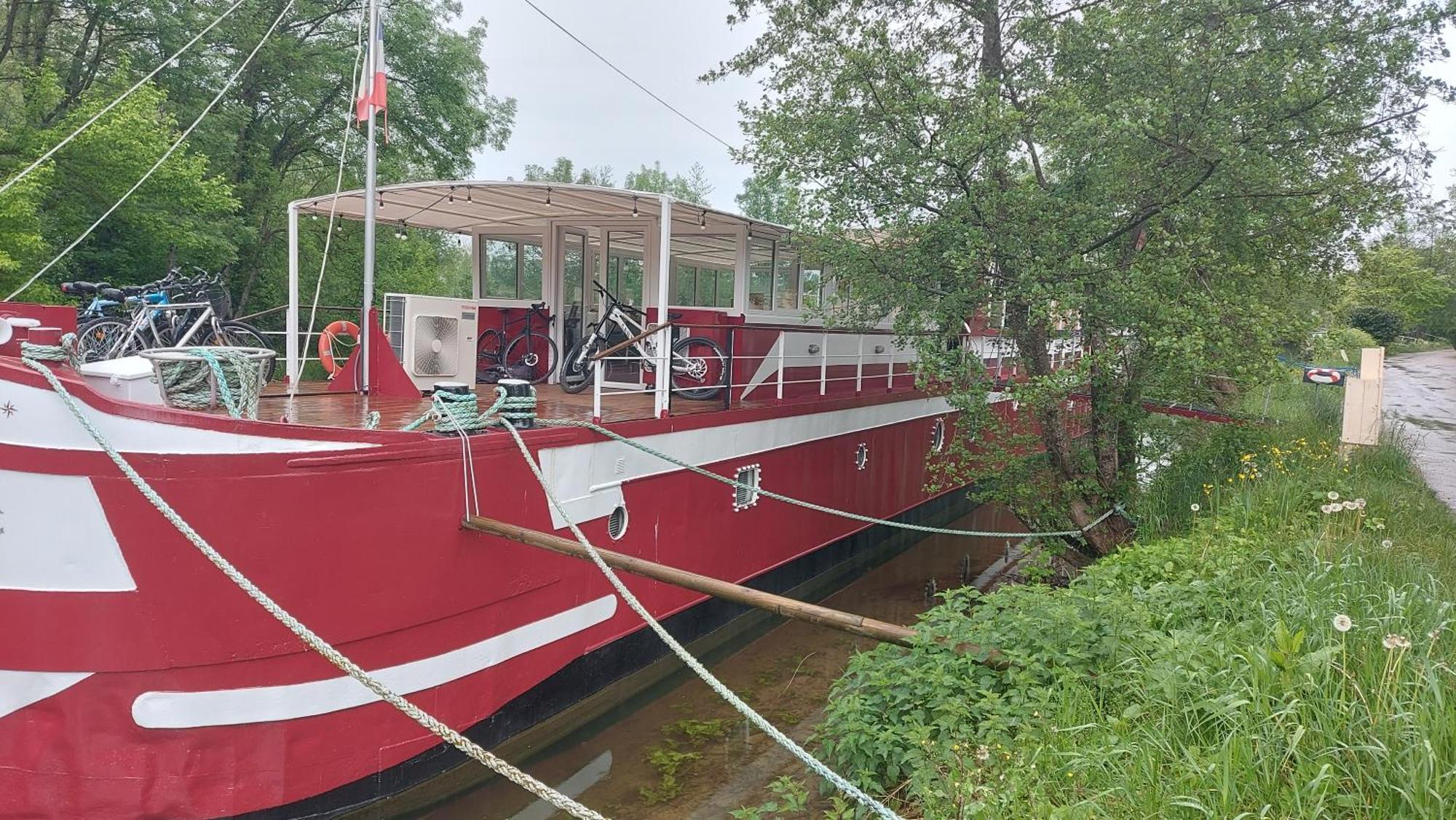 péniche chambre d'hôtes Dole Esterno foto