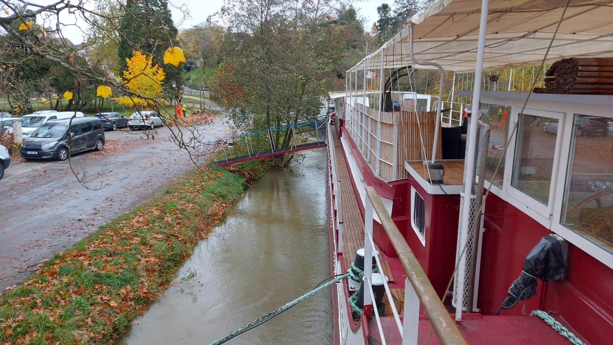 péniche chambre d'hôtes Dole Esterno foto